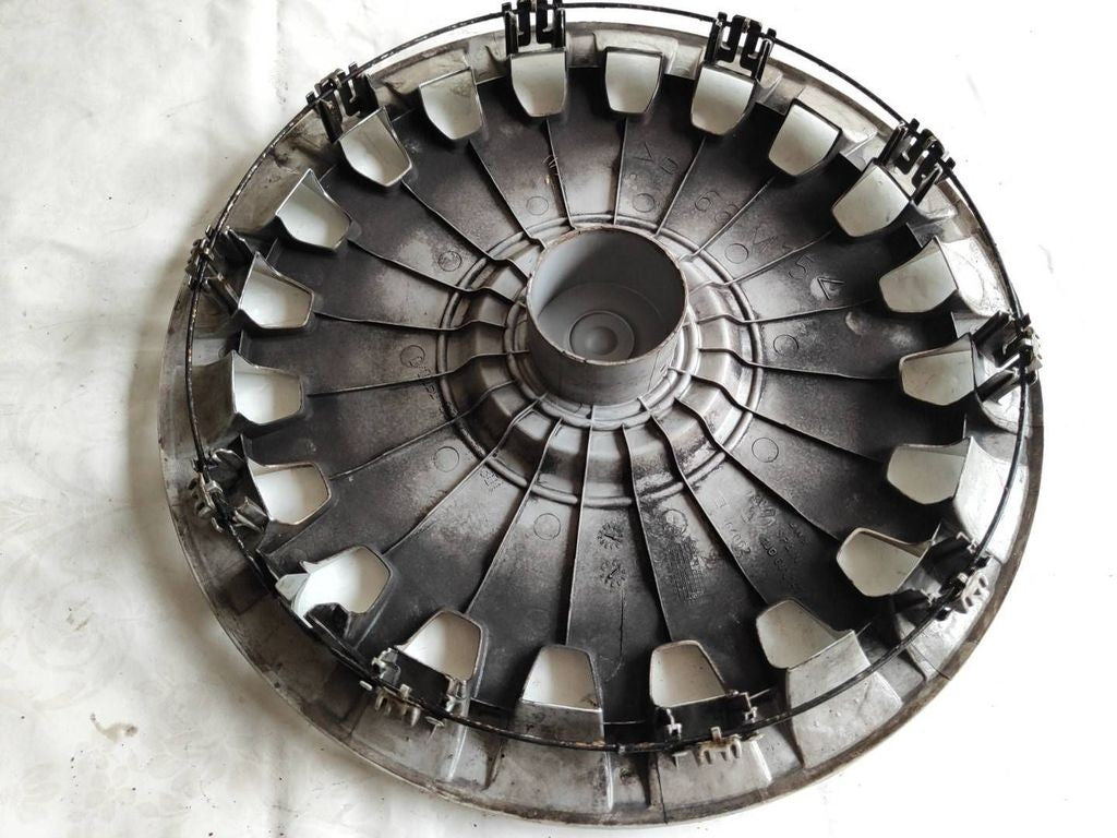 Volkswagen Golf IV 2001 R15 wheel hub cap trim 1J0601147H 