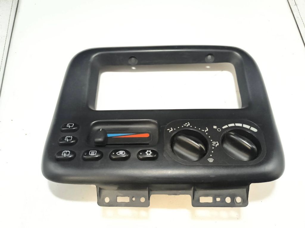 Chrysler Voyager 3.8i 1998 AC Climate control unit module P4677335 