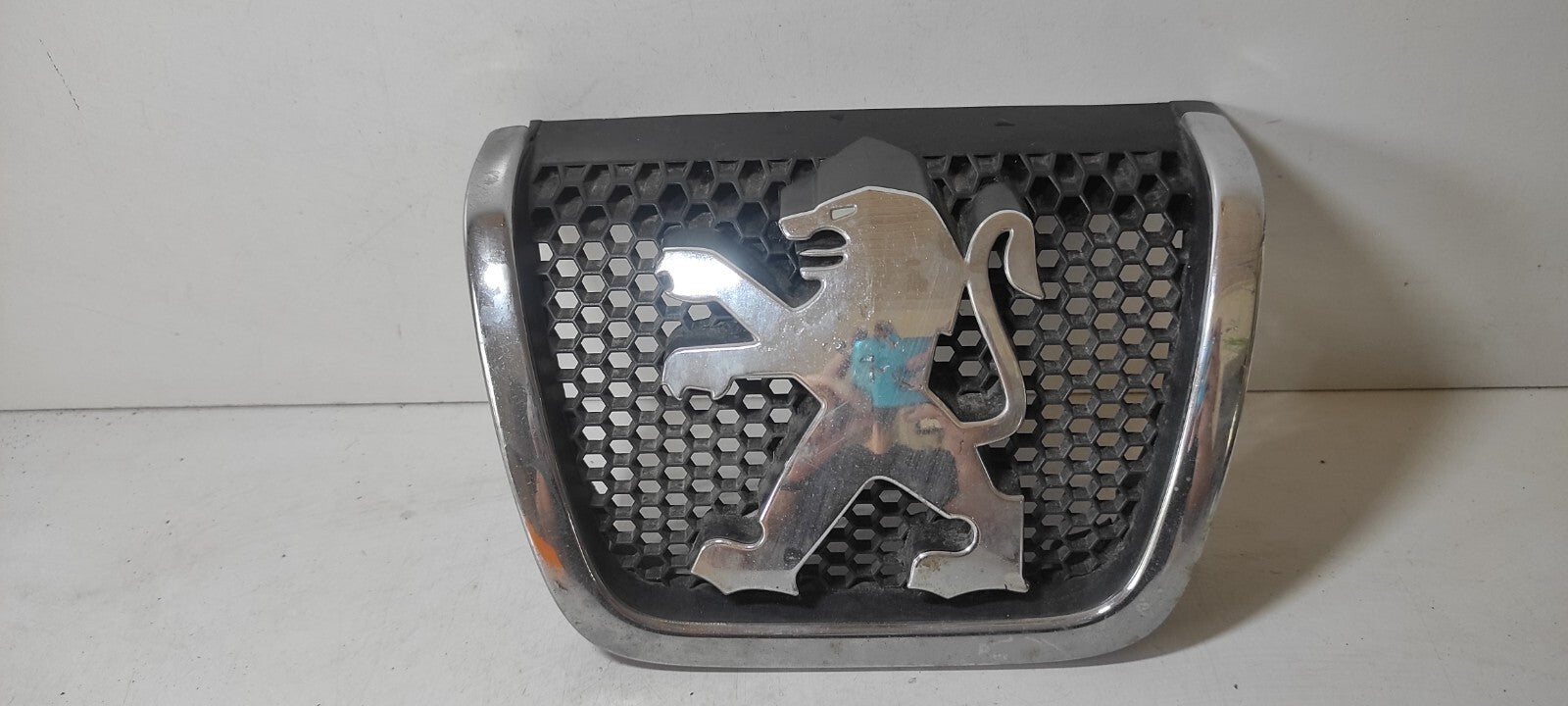 Peugeot 607 3.0 V6 2002 Front Bumper Logo Emblem 9638055177