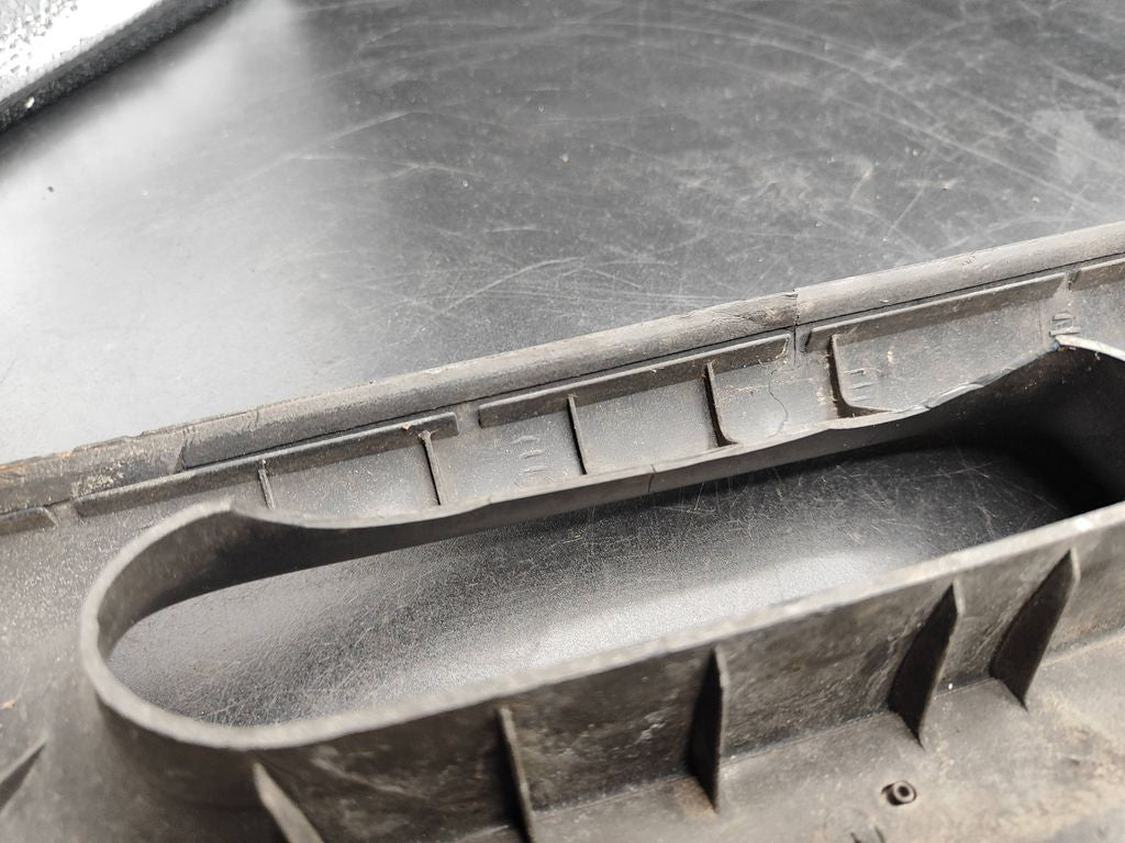 Fiat Marea 2000 Front bumper upper radiator grill / With small defect