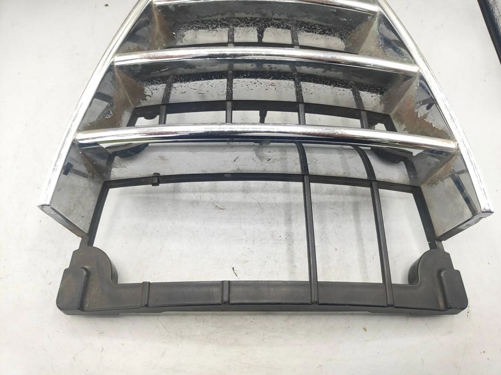 Alfa Romeo 159 2.2JTS 136kW 2006 Front bumper center upper radiator grill 