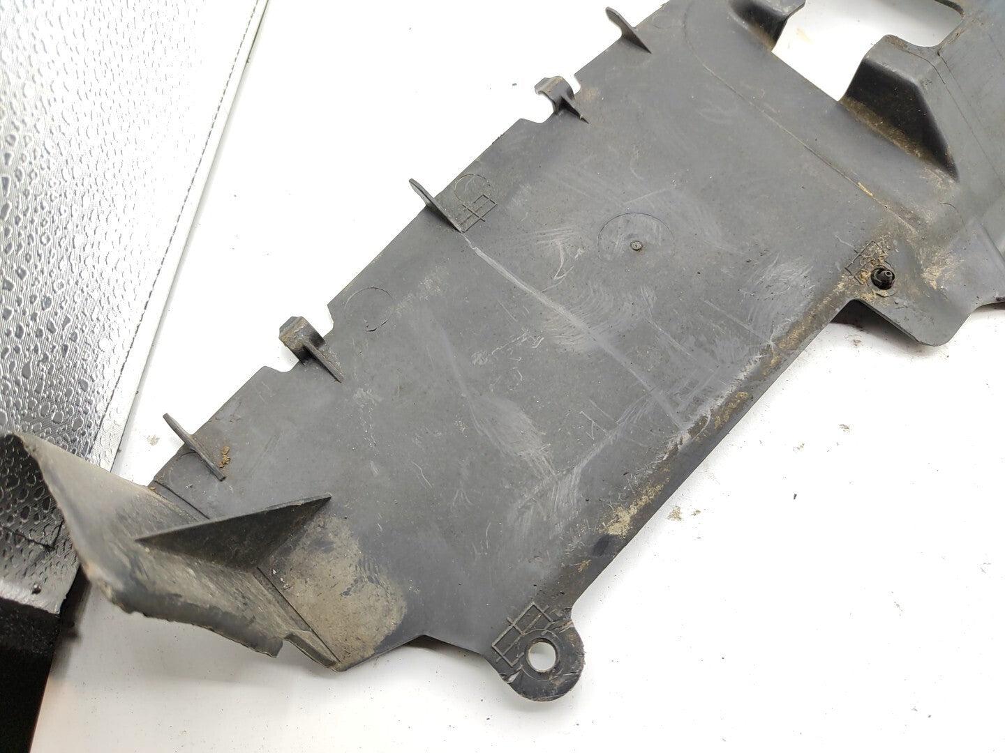 Ford Focus MK1 1.6i 74kW 100PS 2001 Radiator Air Deflector 2M5116613AC