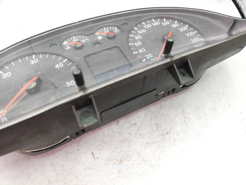 3B0920822A Volkswagen PASSAT B5 TDI 2000 speedometer instrument cluster 