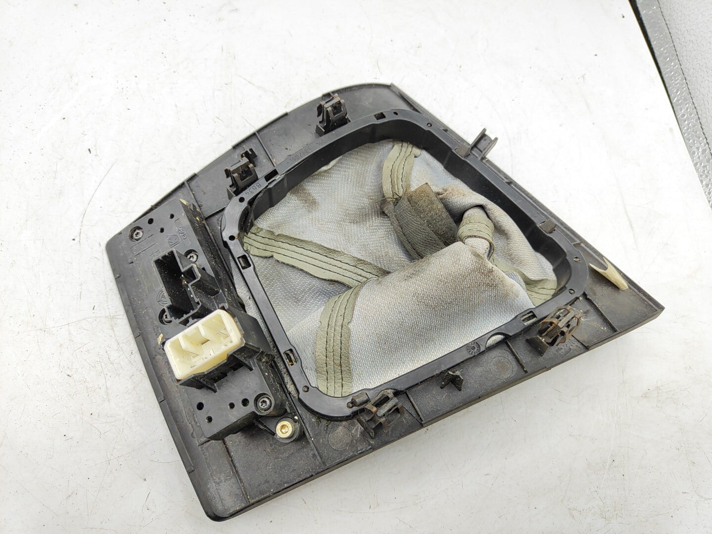 Alfa Romeo 159 2007 Knob Shifter Surround Trim Leather 156067821 GOLDEN