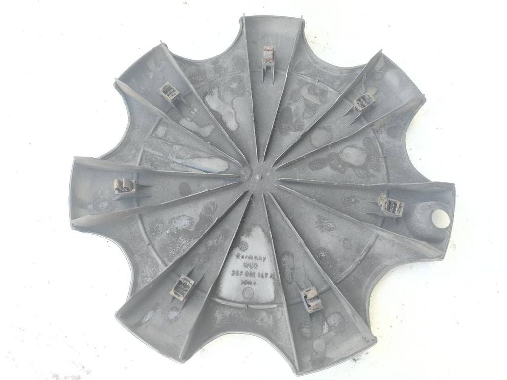Volkswagen PASSAT B4 1995 R14 wheel hub cap trim 357601147A 