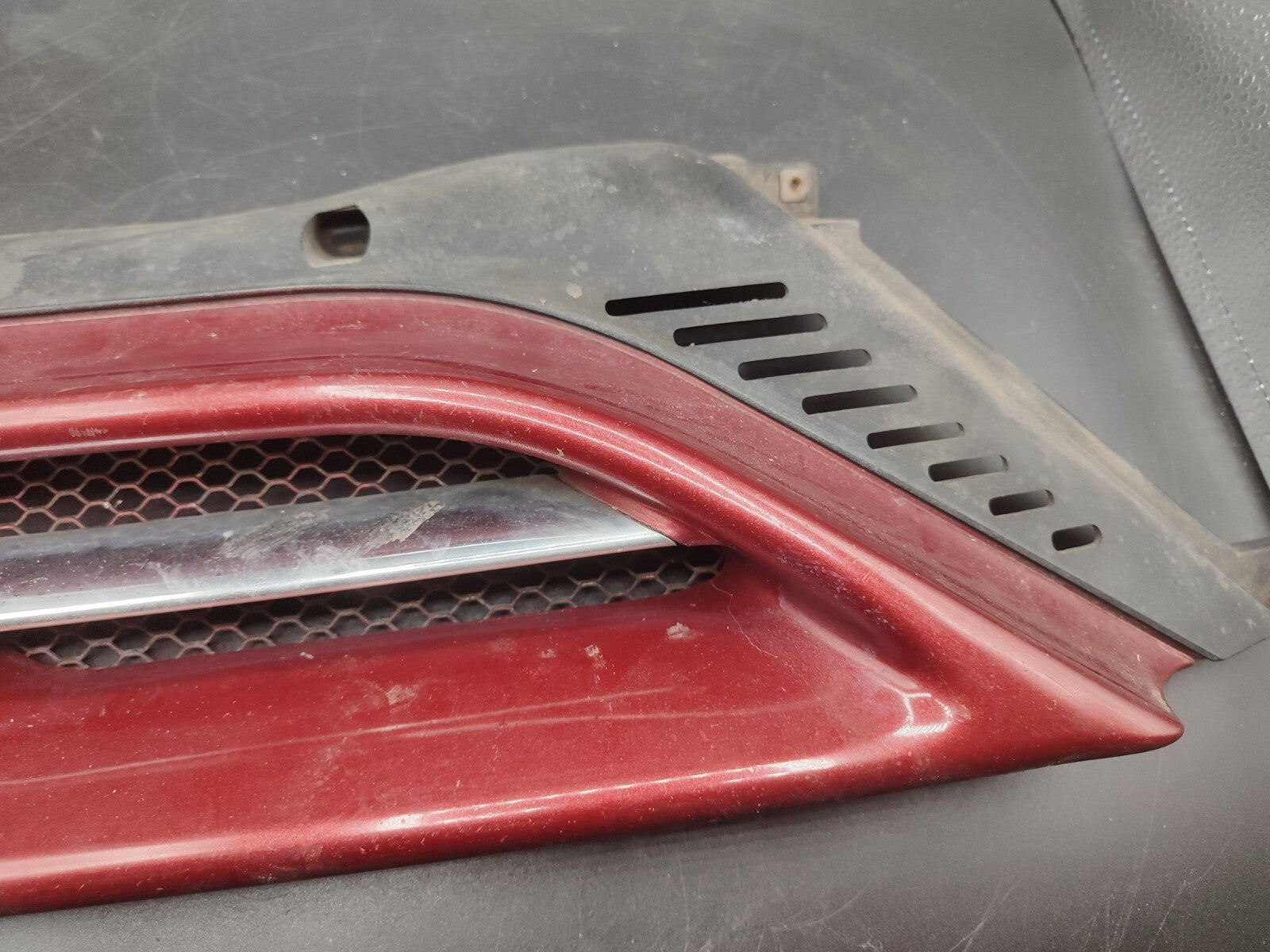 Alfa Romeo 166 2.4JTD 110kW 2002 Front Right Upper Grill 156016559 RED