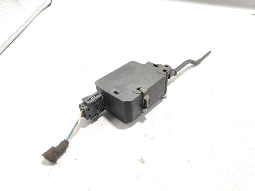 BMW 3 E46 2000 Diesel Fuel tank cap lock motor 8372240 