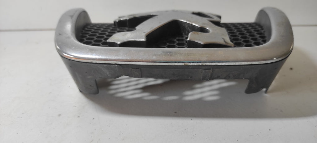 Peugeot 607 3.0 V6 2002 Front Bumper Logo Emblem 9638055177