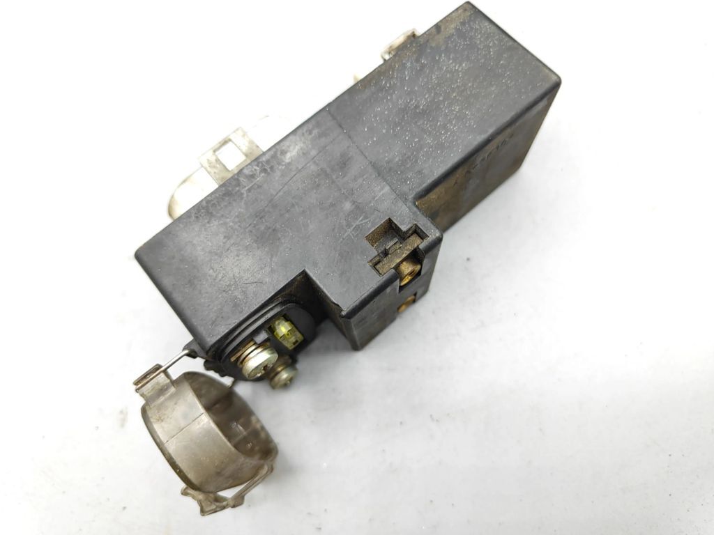 Volkswagen Golf III 1995 Radiator Coolant fan relay 357919506A 