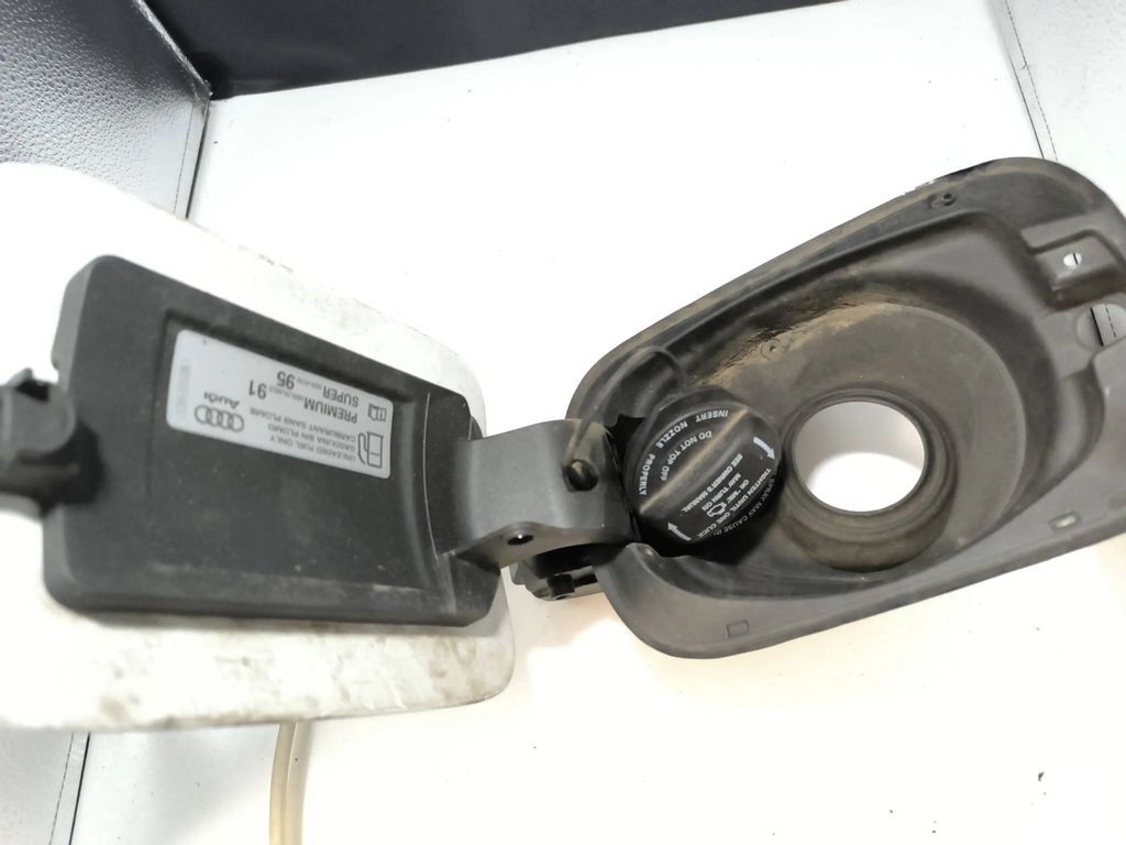Audi A5 8T 8F 3.0TFSI 245kW 2013 Fuel tank cap cover 8T8809906D 