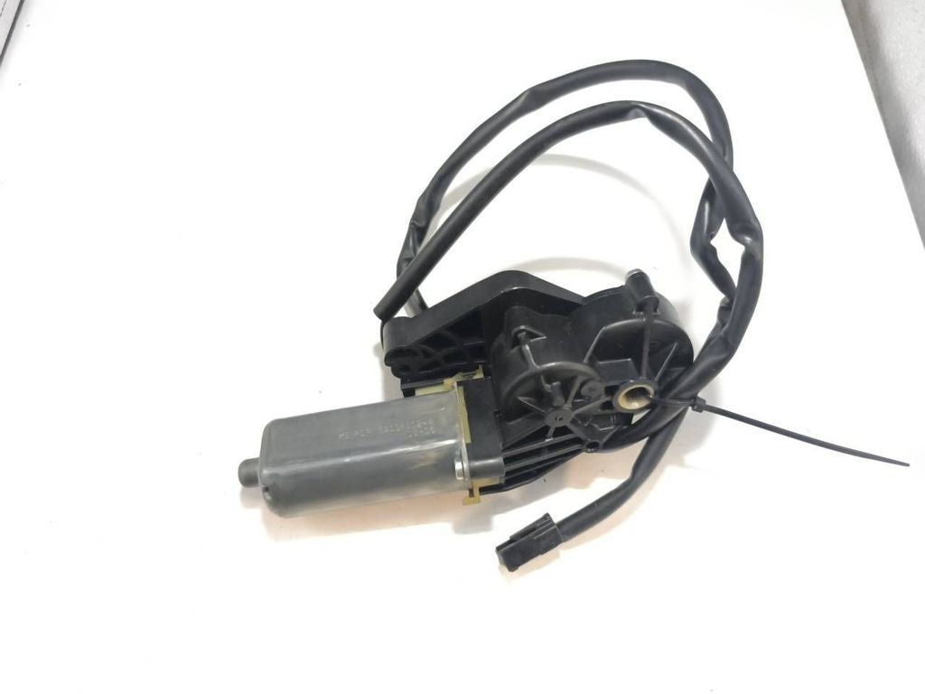 Mercedes-Benz C W203 2001 seat adjustment motor 0390203207 