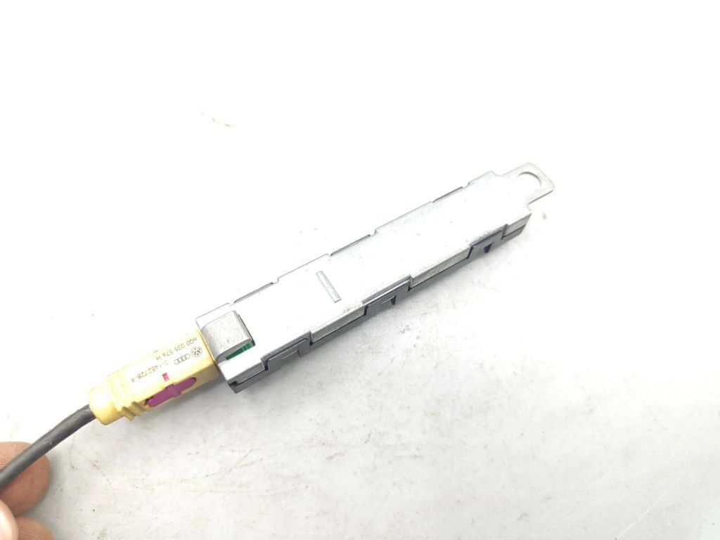 Volkswagen Touran II 2012 Aerial antenna amplifier 1T0035577AD 