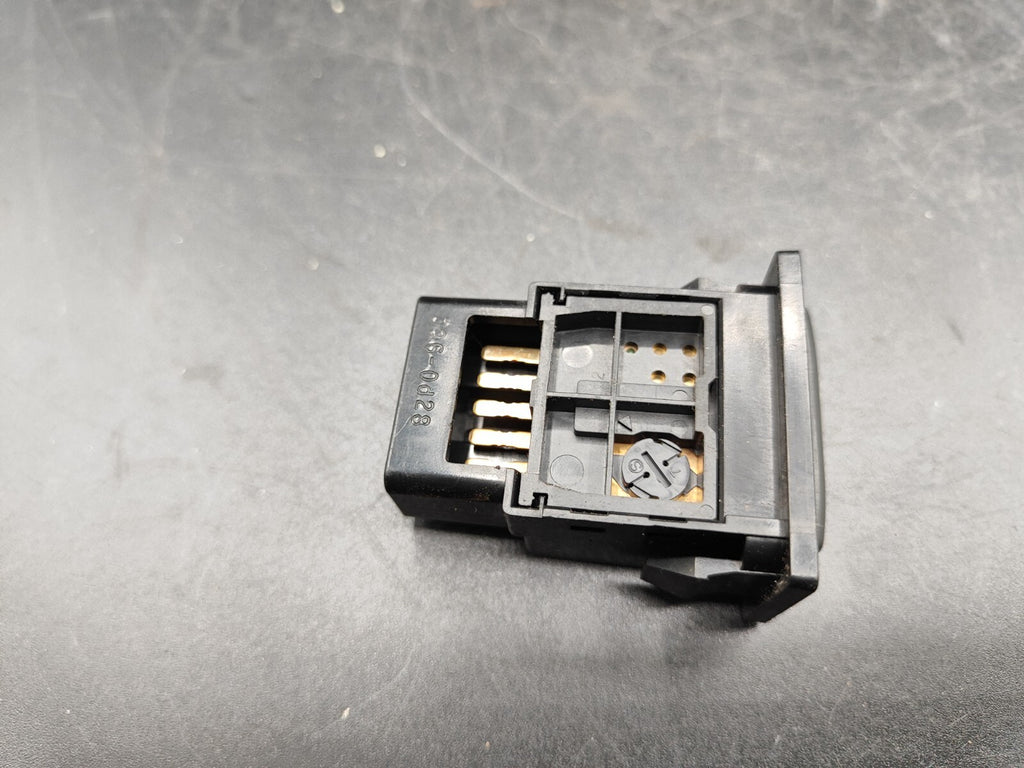 Pontiac Vibe 2004 LHD Rear Tailgate Trunk Boot Switch Button 153693