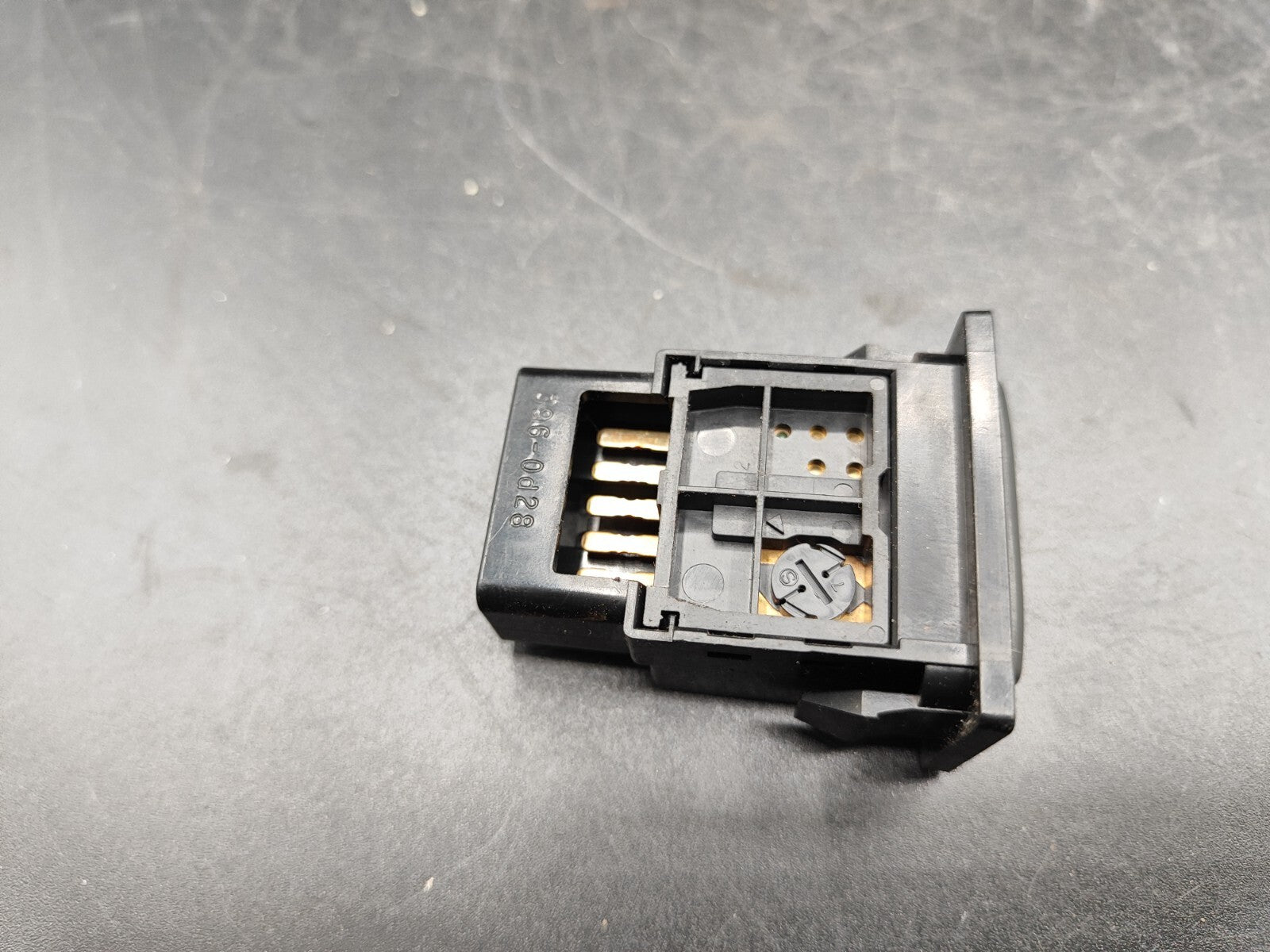 Pontiac Vibe 2004 LHD Rear Tailgate Trunk Boot Switch Button 153693