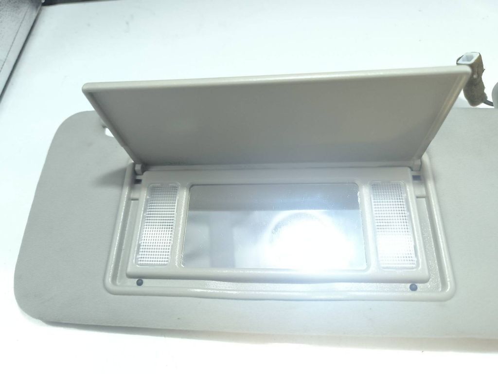 Toyota Avensis T250 2.2D-CAT 2006 LHD Front Right sun visor 