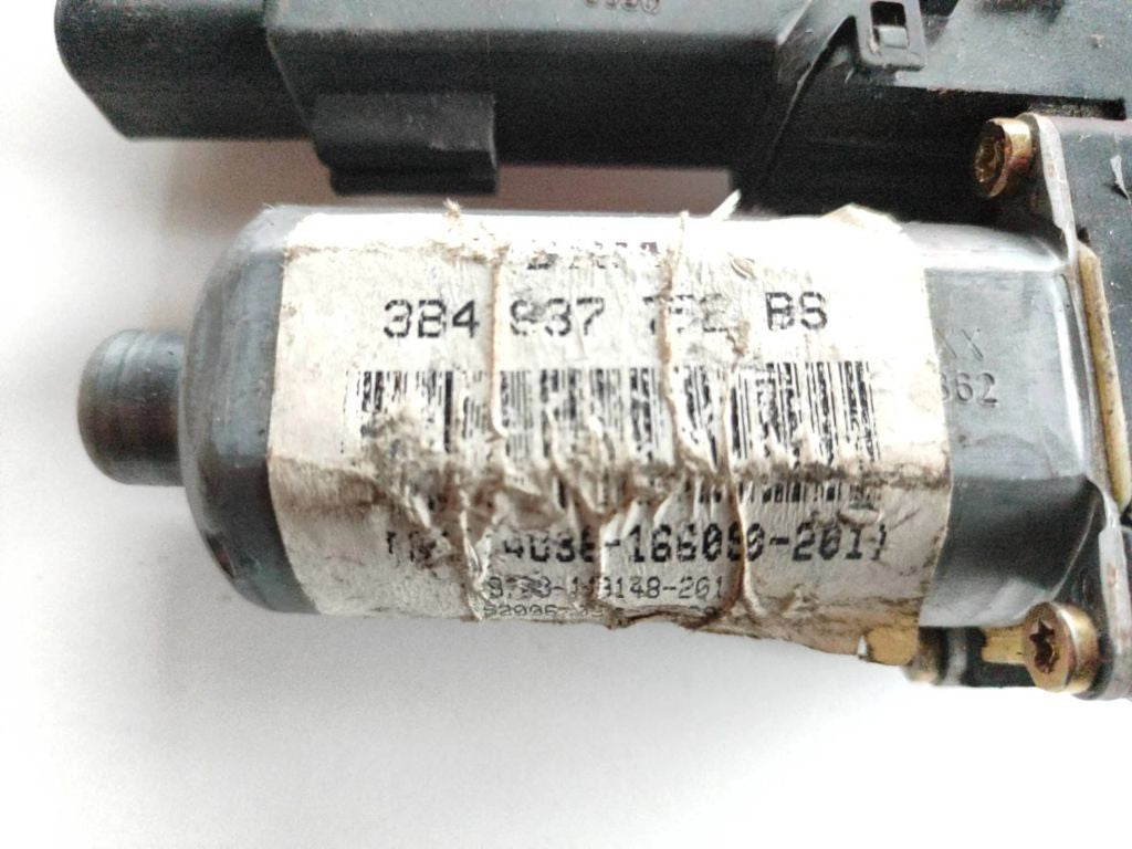 Volkswagen VW PASSAT B5 1998 front right window regulator motor 0130821694 