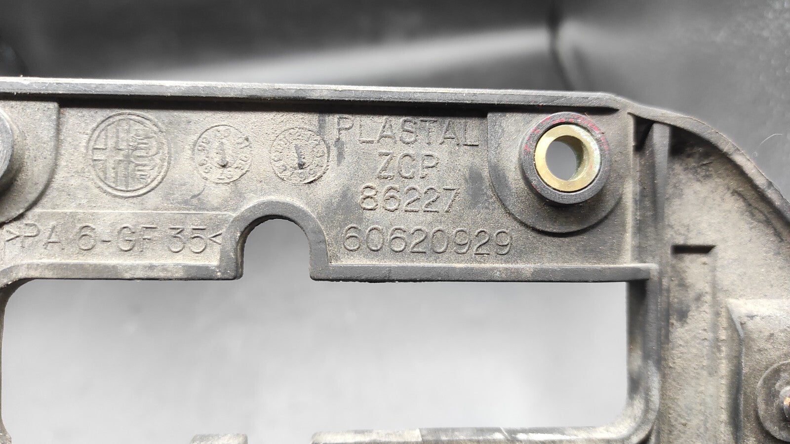 Alfa Romeo 156 SW 2.4JTD 110kW 2000 Front Middle Radiator Grill 60620929