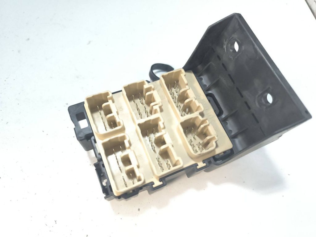 Toyota Avensis T250 2006 Fuse box module 8273405030 
