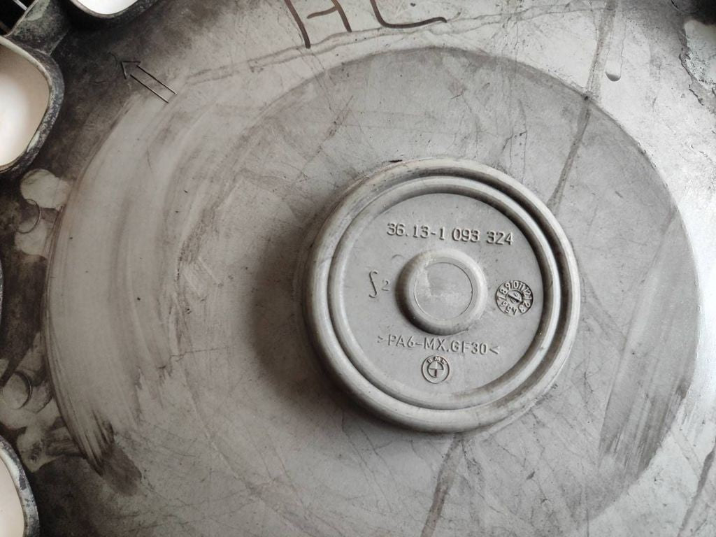 BMW 5 E39 1997 R15 wheel hub cap trim 36131093324 