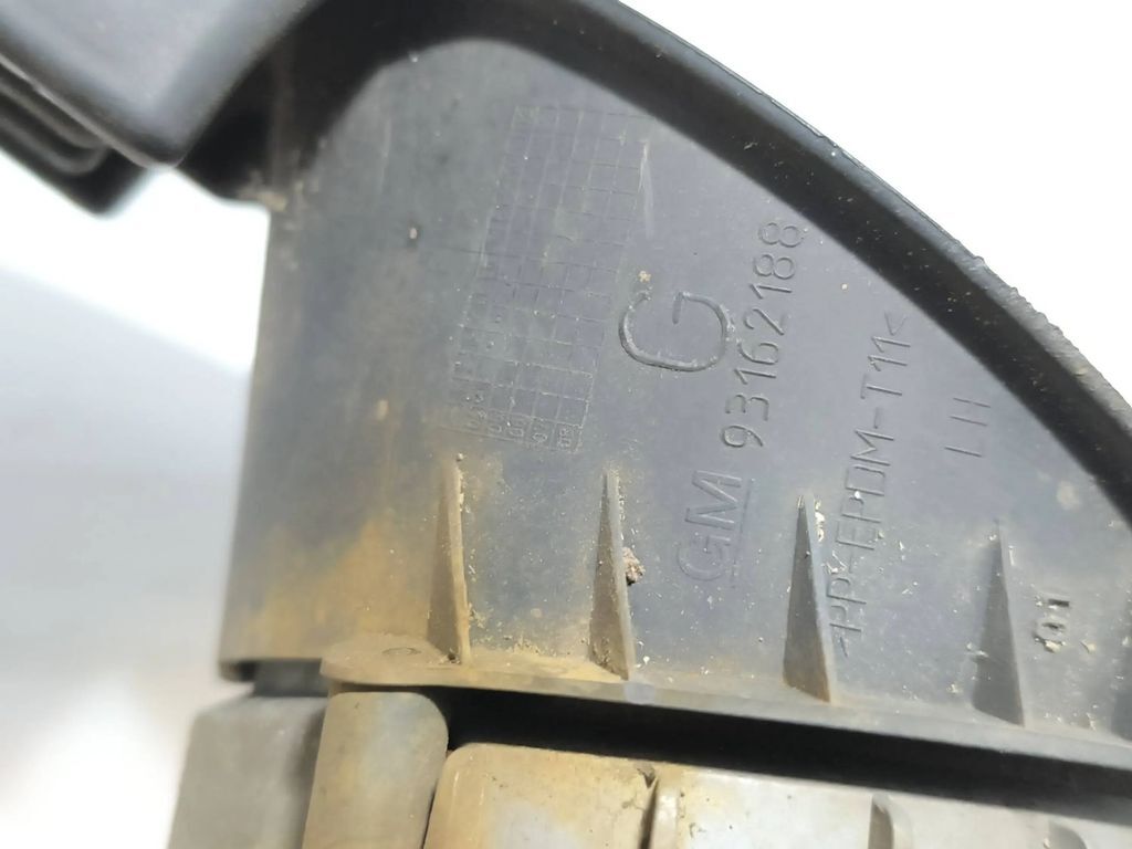 Opel Tigra B 1.4i 66kW 2005 front left bumper fog light grill 93162188 