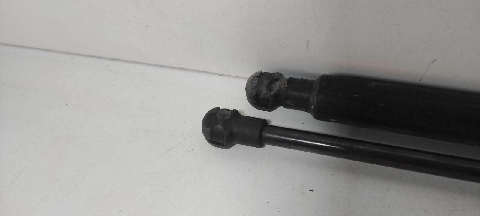 Alfa Romeo 147 1.9JTD 2002 LHD Front Bonnet Hood Gas Spring 46739202