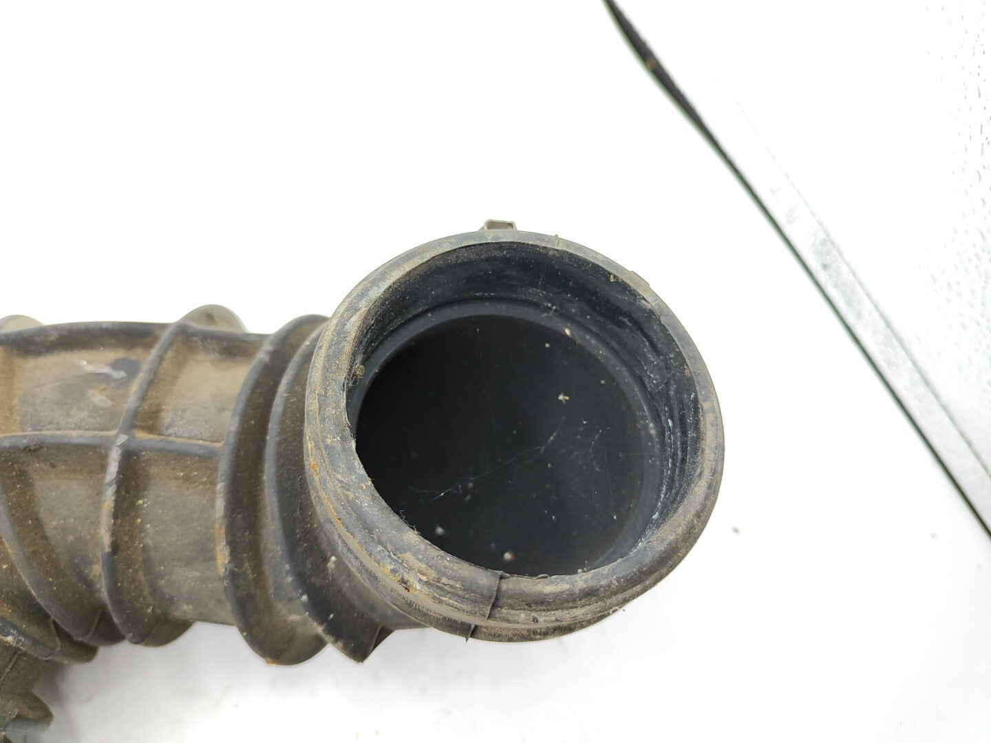 Ford Focus MK1 1.6i 74kW 2001 Engine Air Intake Pipe Hose 98AB9R504AD