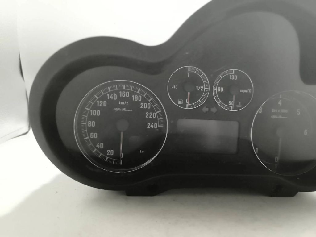 Alfa Romeo 147 2007 LHD Diesel speedometer instrument cluster 156071228 