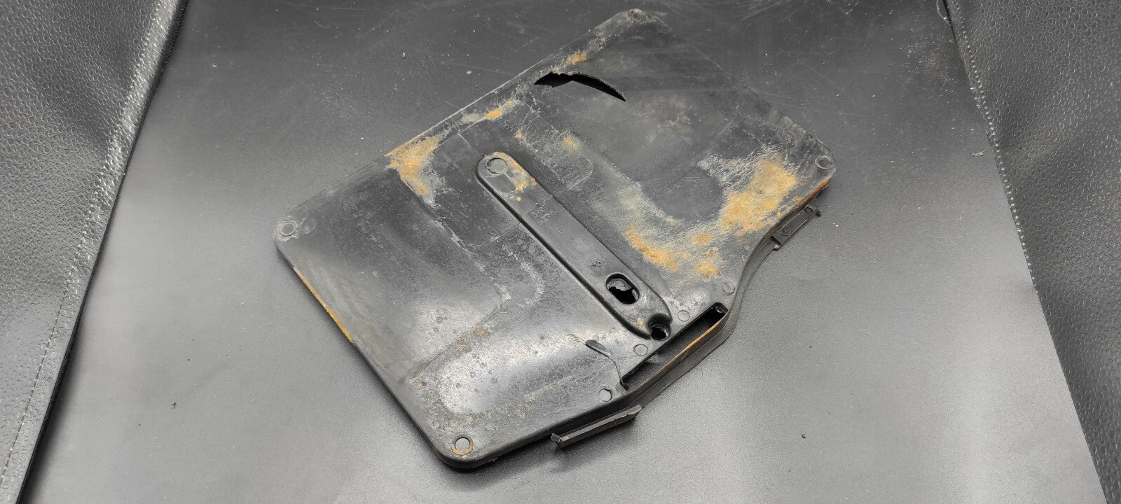 Alfa Romeo GT 2.0JTS 122kW 2004 Engine Bay Battery Mount Pad