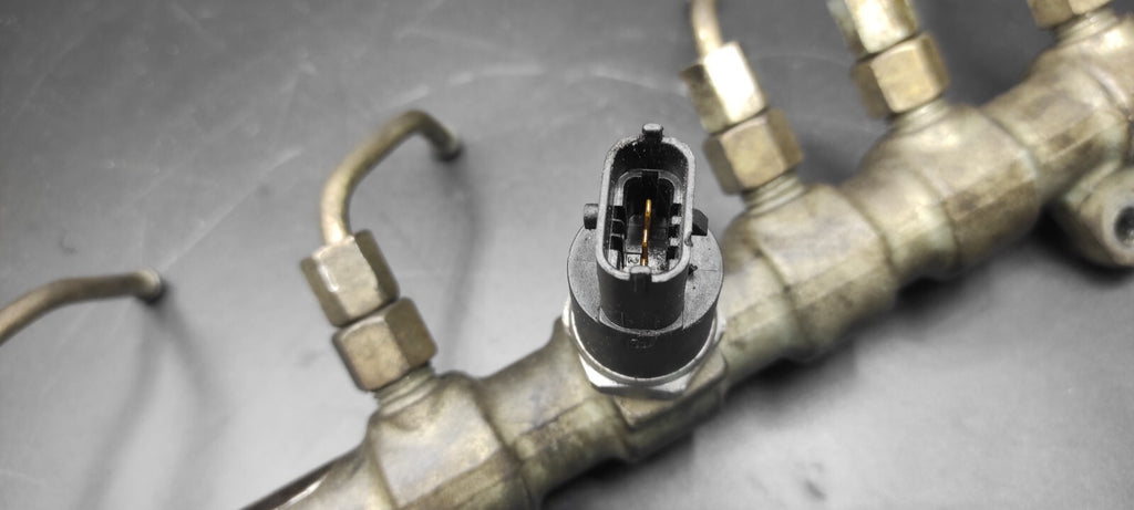 Alfa Romeo 166 2.4JTD 110kW 2003 Diesel Engine Fuel Rail Sensor 0445215008