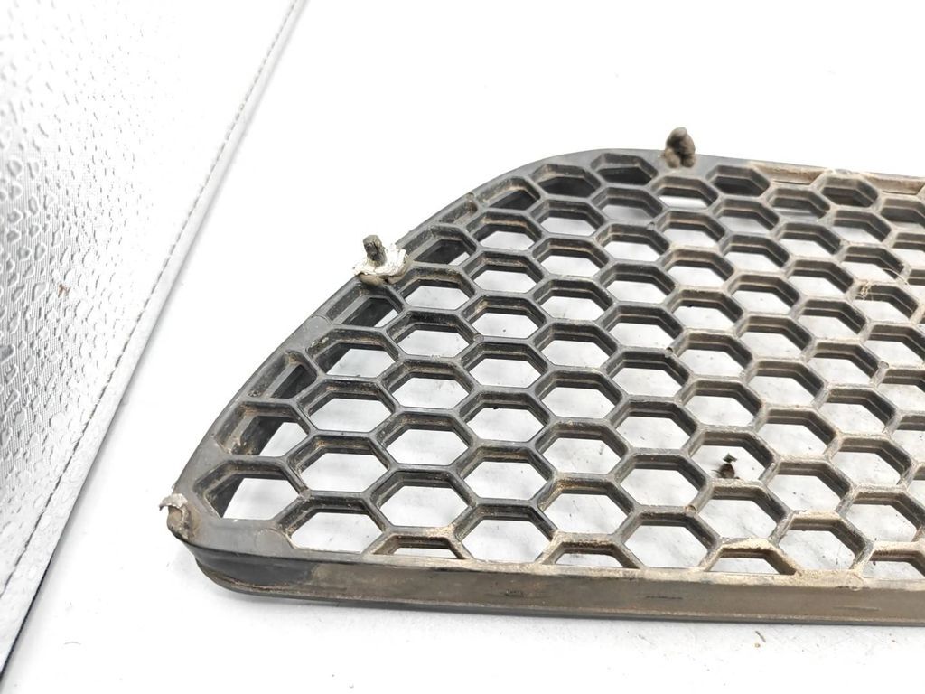 Alfa Romeo 147 1.9JTD 88kW 8V FL 2007 Front right bumper lower grill 