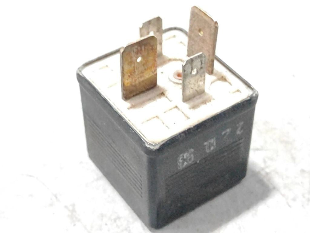 Audi 100 S4 C4 1994 relay 443951253S 