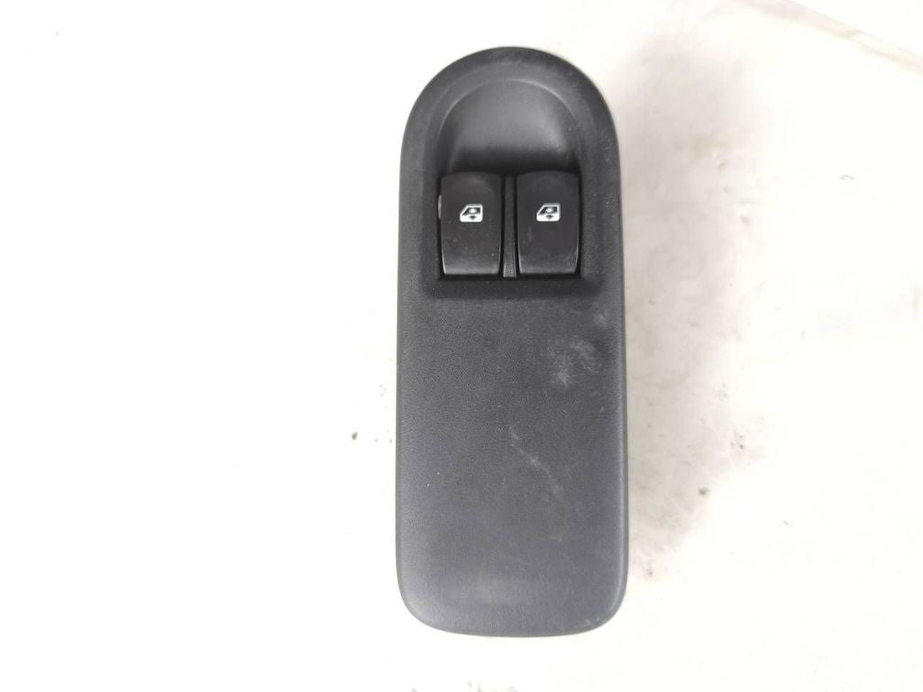 Renault Clio III 2008 Electric window control switch 8200356519 