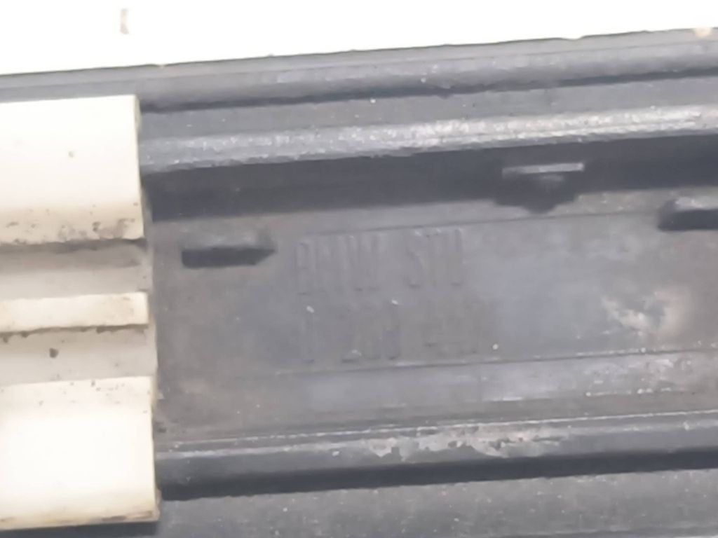 BMW 3 E46 2001 fender trim molding 8208447 