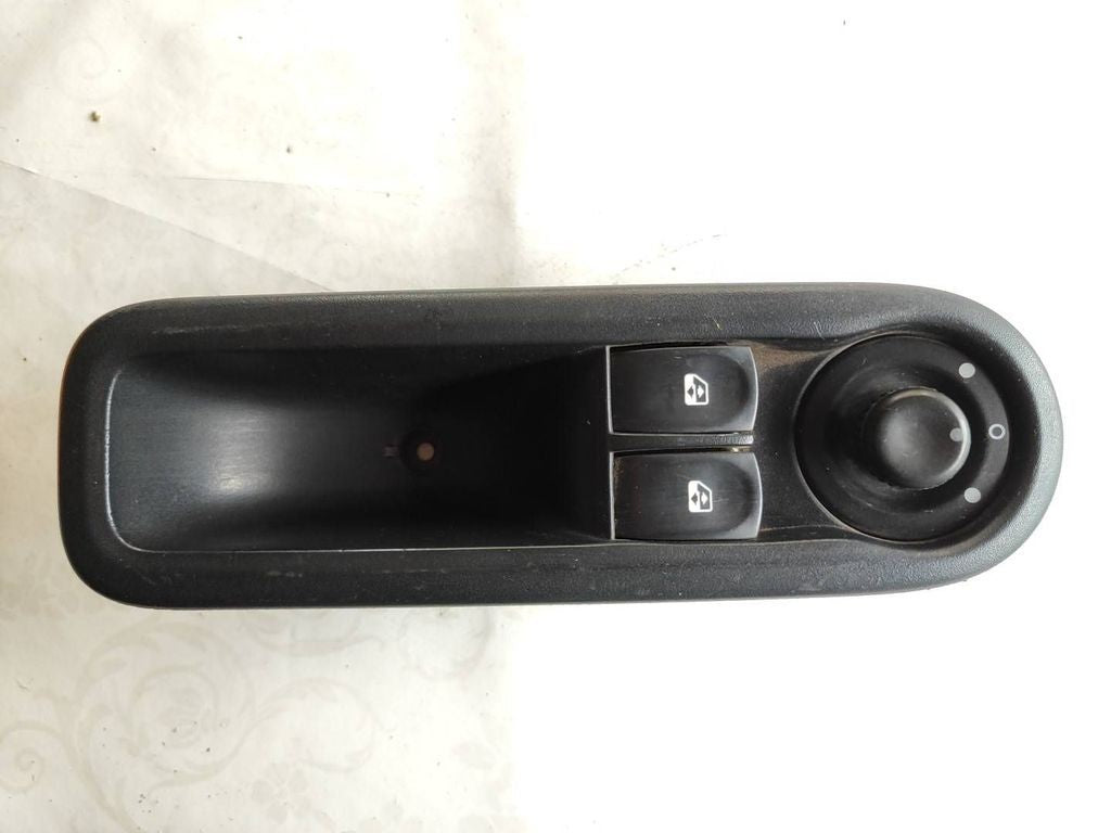Renault Twingo II 2007 Electric window control switch 8200356515B 