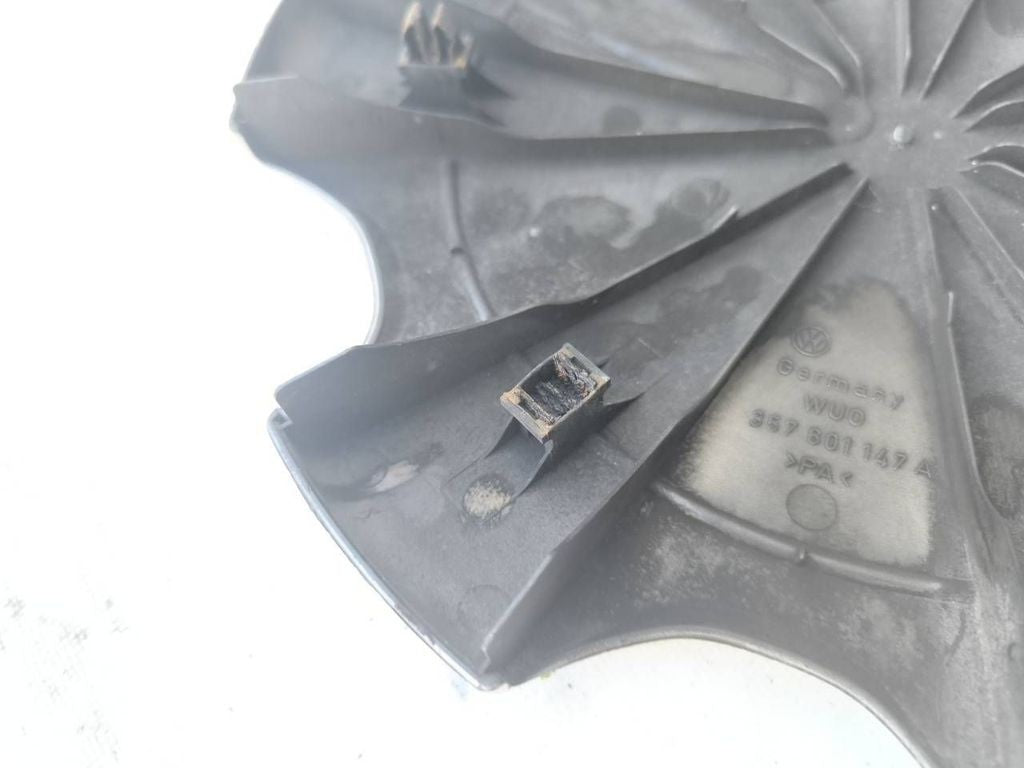 Volkswagen PASSAT B4 1995 R14 wheel hub cap trim 357601147A 