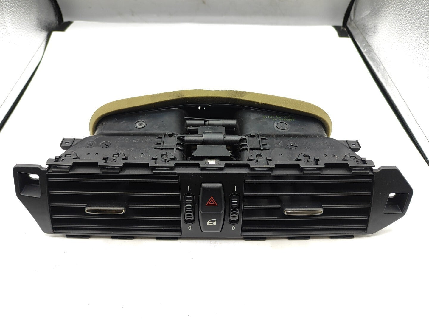 BMW 5 Series E61 530D 170kW 2006 LHD Front Center Grill 6910734 7009275