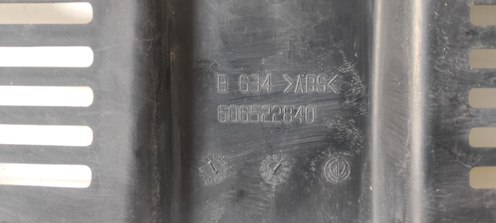 Alfa Romeo 166 2.4JTD 110kW 2003 Front Center Bumper Upper Grill 606522840