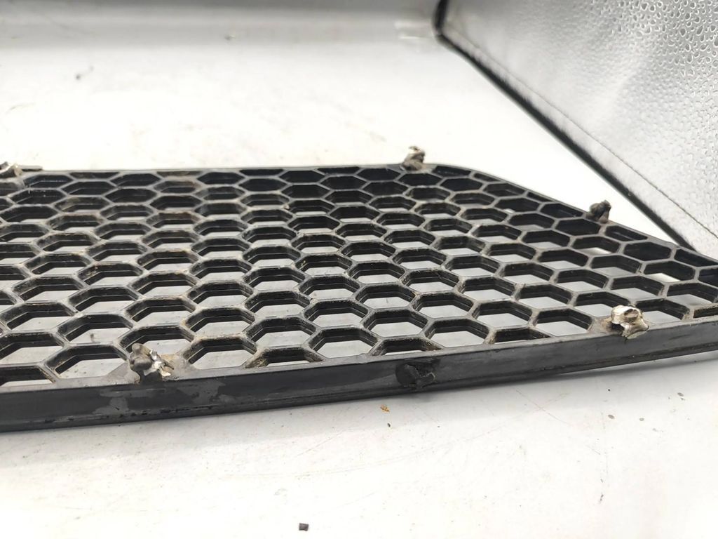 Alfa Romeo 147 1.9JTD 88kW 8V FL 2007 Front left bumper lower grill 