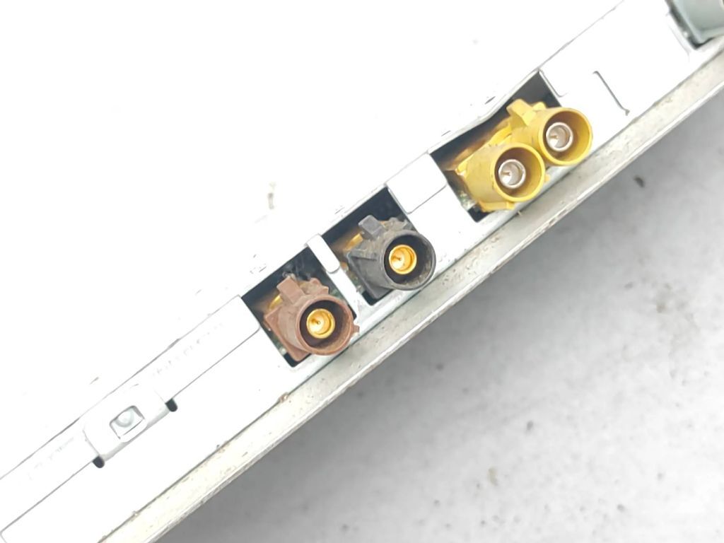 Audi A4 S4 B6 8E 8H 2003 Radio Aerial antenna amplifier 8E9035225P 