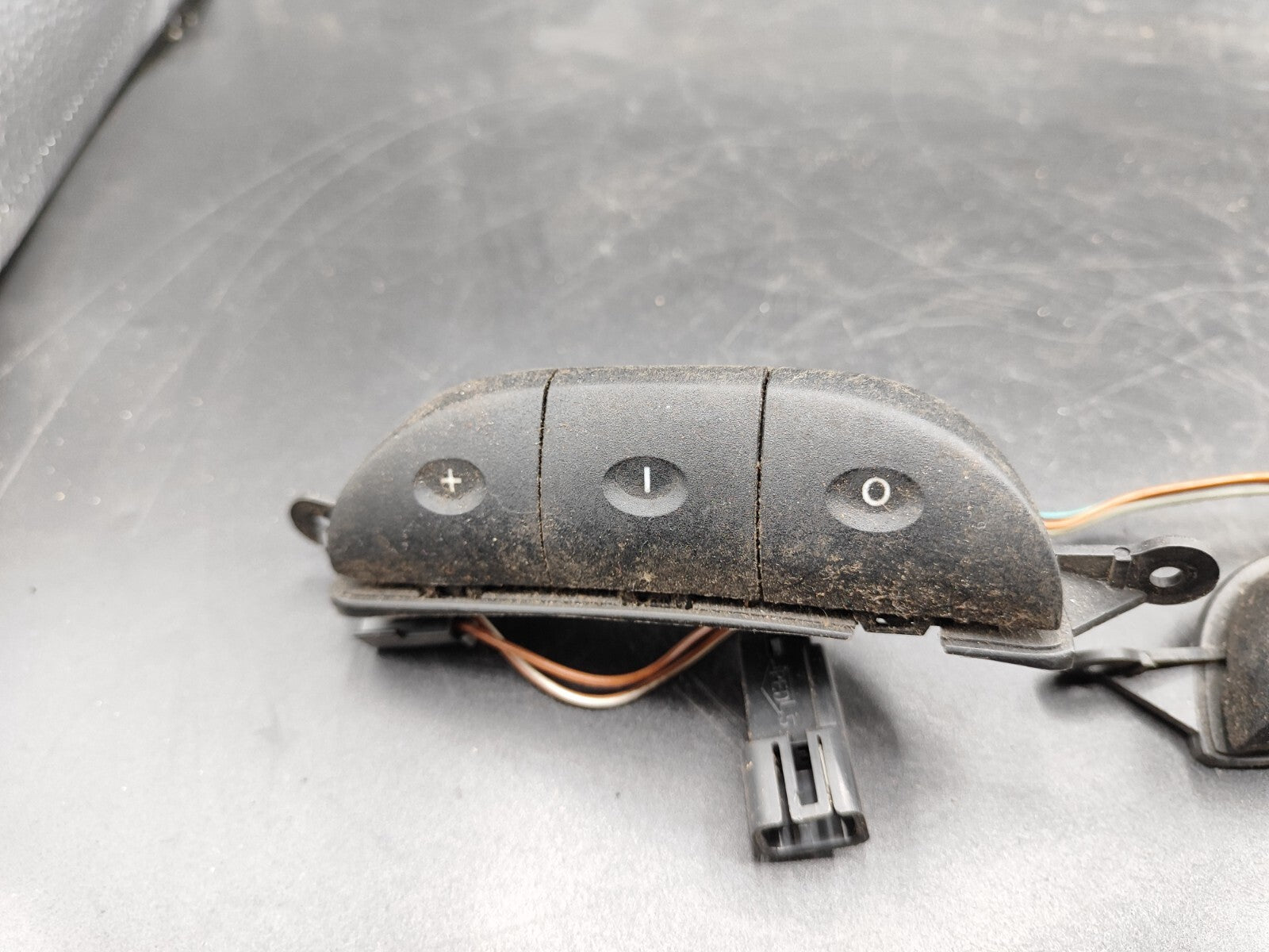 Opel Astra G 1999 Steering Wheel Switch Button 90561159