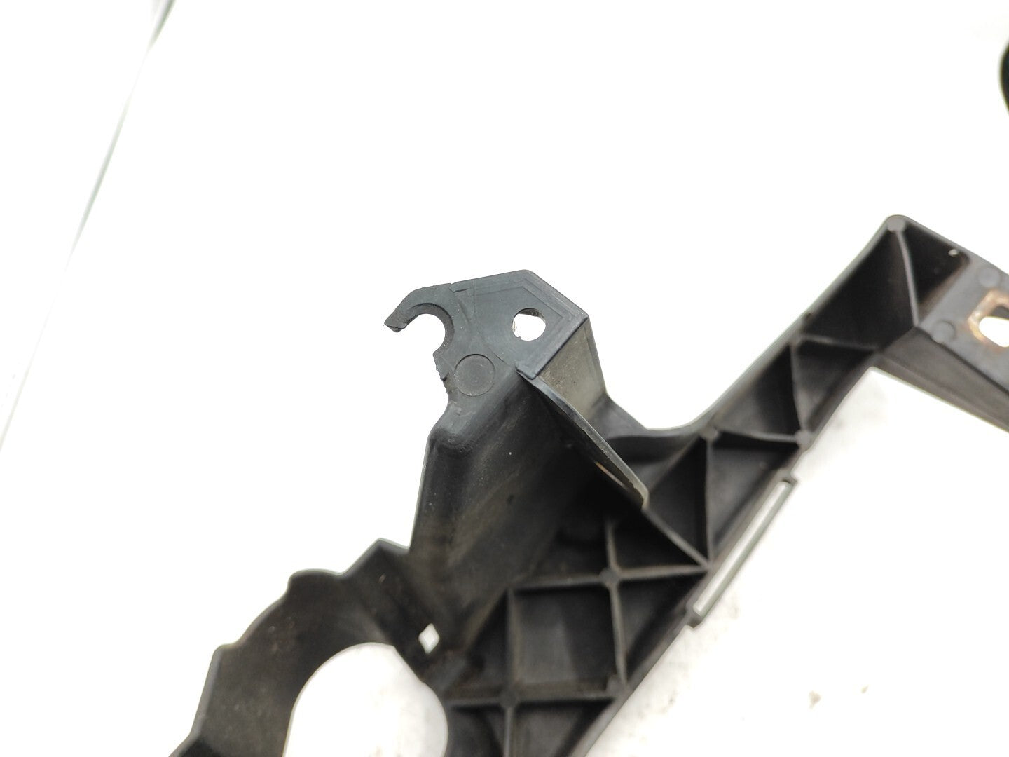 BMW E90 E91 330D 170kW 2006 Front Right Headlight Bracket 7116708 51647116708