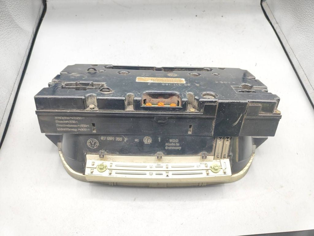 88311188 Volkswagen Golf III 1991 speedometer instrument cluster 