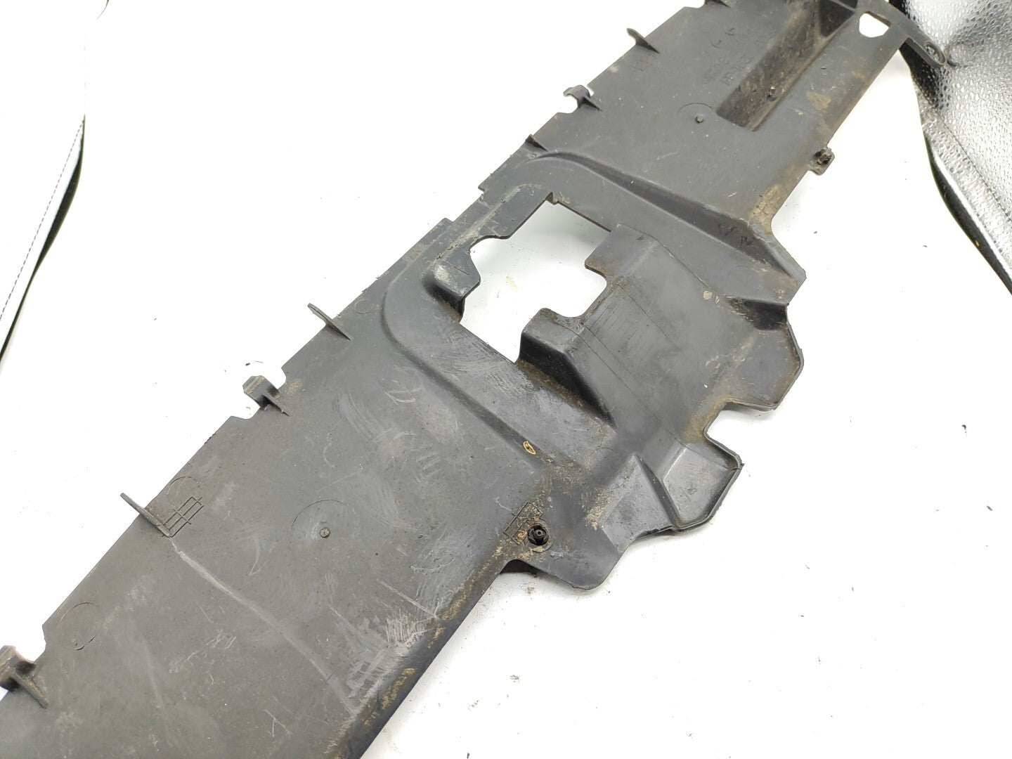 Ford Focus MK1 1.6i 74kW 100PS 2001 Radiator Air Deflector 2M5116613AC