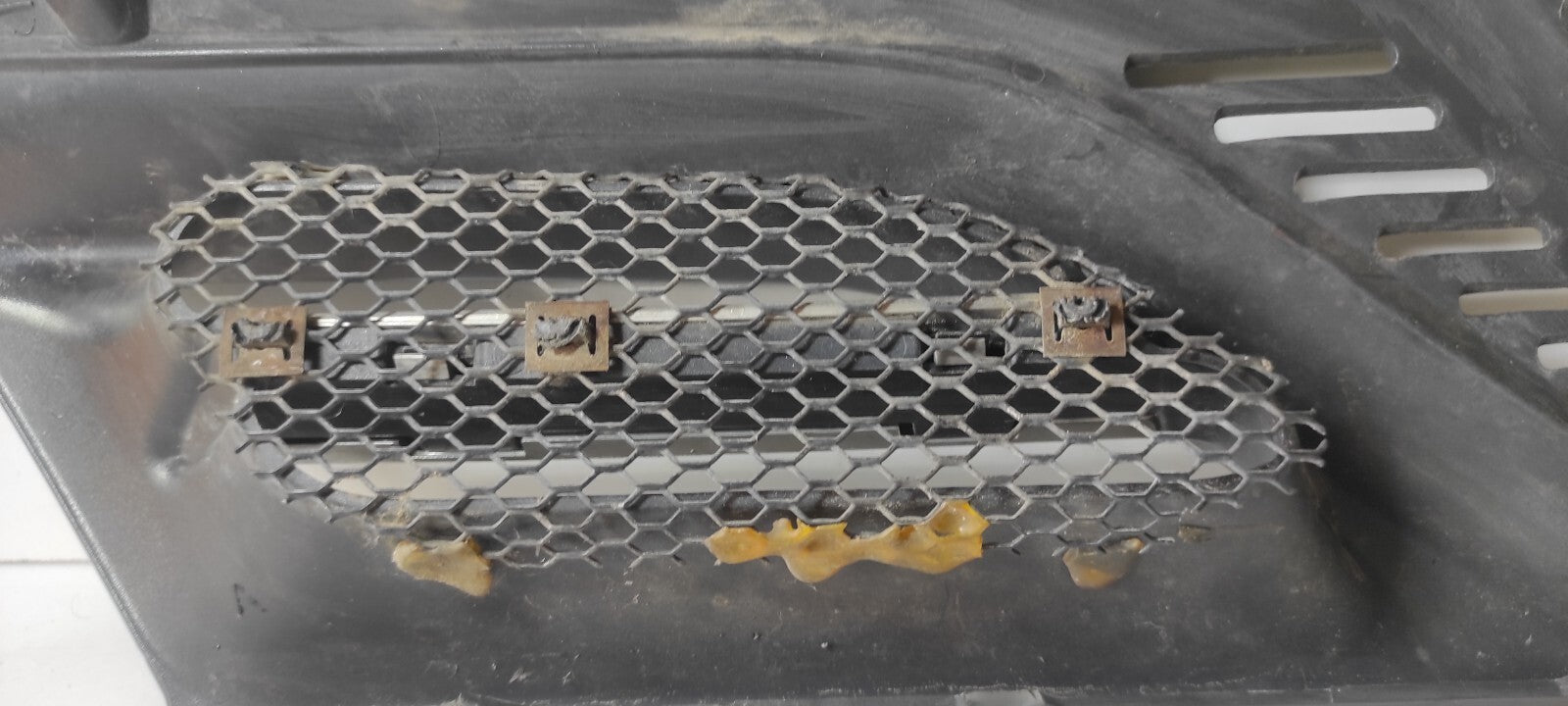 Alfa Romeo 166 2.4JTD 110kW 2003 Front Left Bumper Upper Grill 156016558 Black