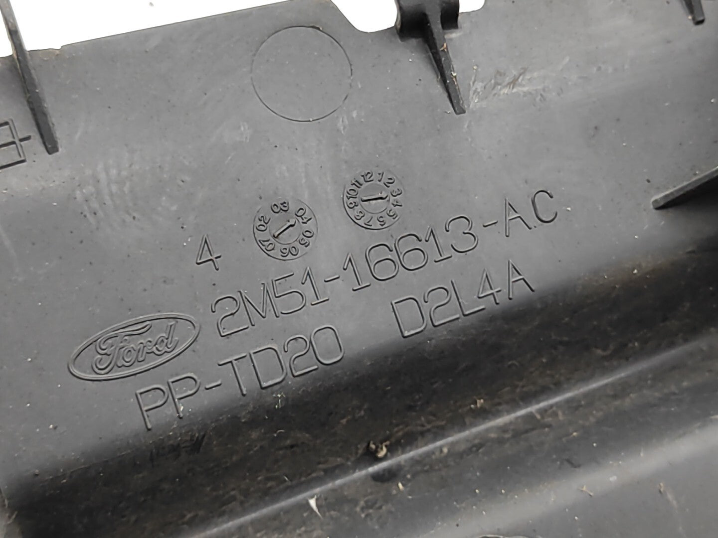 Ford Focus MK1 1.6i 74kW 100PS 2001 Radiator Air Deflector 2M5116613AC