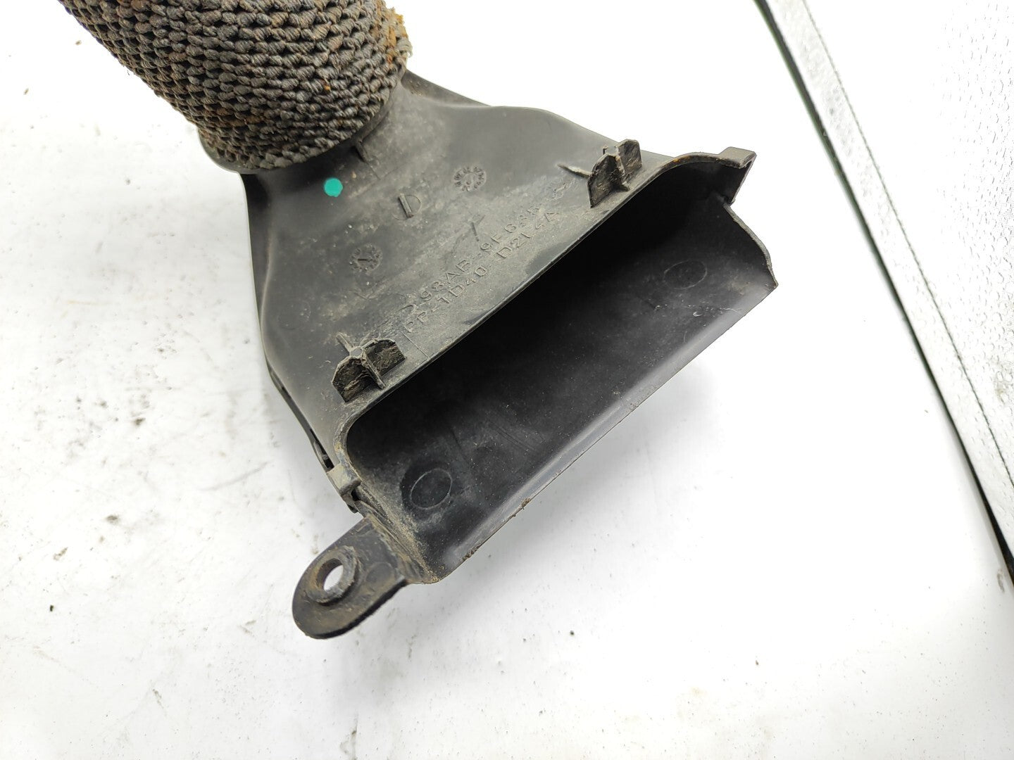 Ford Focus MK1 1.6i 74kW 100PS 2001 Engine Air Intake Pipe Hose 98AB9E635