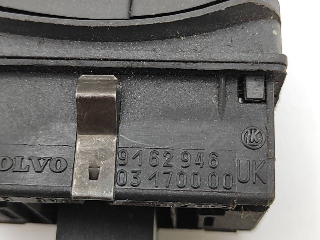 Volvo S70  V70  V70 XC 1997 Tailgate fuel tank opening switch 9162946 