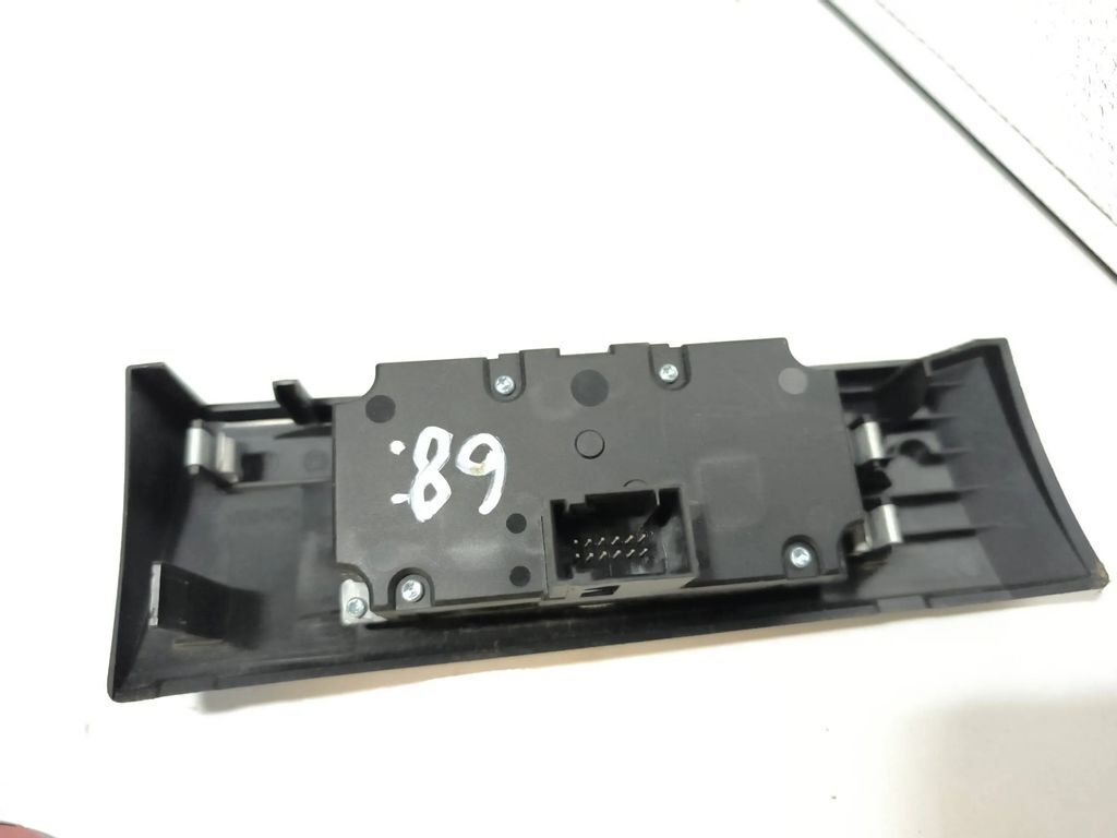 BMW 5 Series E60 E61 2007 HeadLight switch button 6988553 