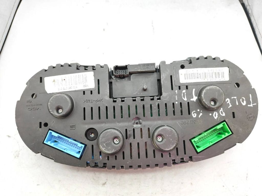 Seat Toledo II (1M) 2001 LHD speedometer instrument cluster W01M0920821B 
