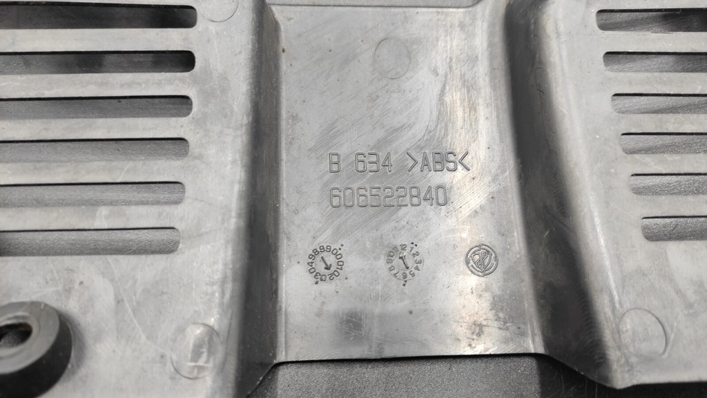 Alfa Romeo 166 2.4JTD 110kW 2002 Front Center Bumper Upper Grill 606522840